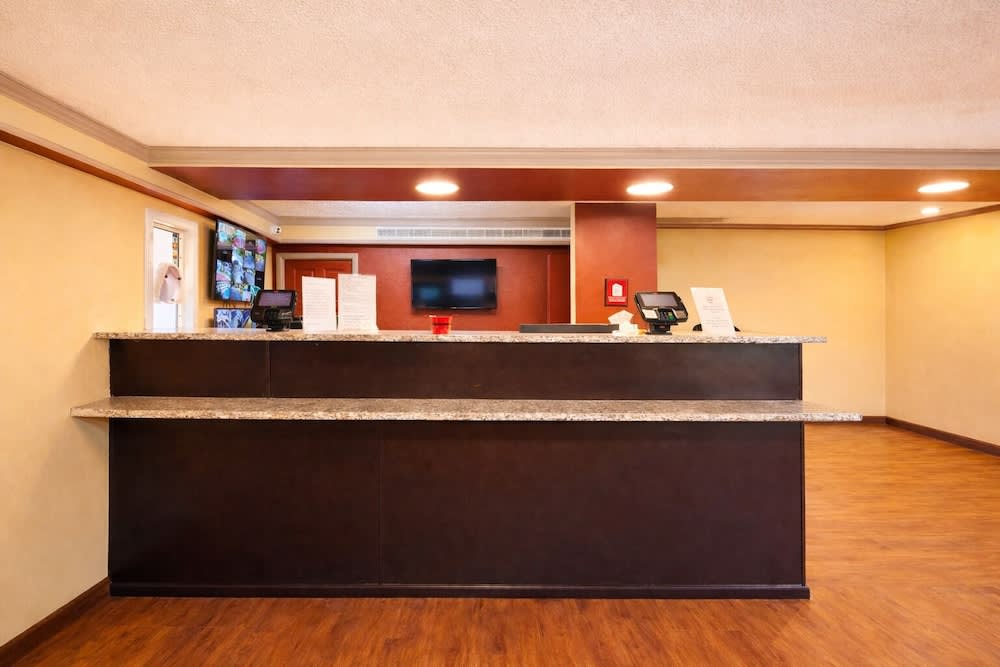 Red Roof Inn & Suites Houston- Hobby Airport 2