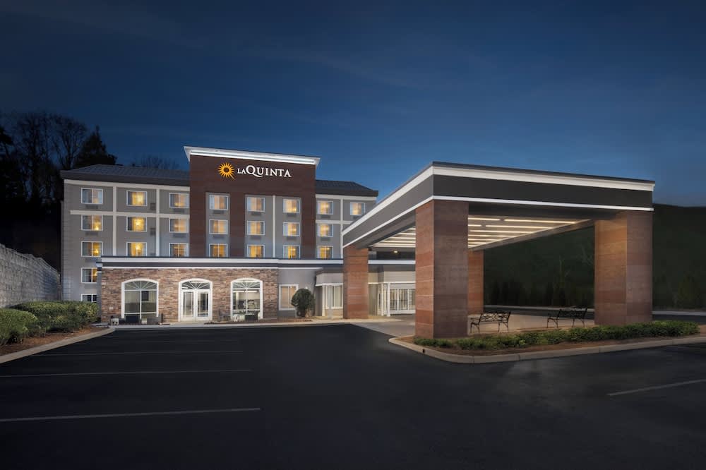La Quinta Inn & Suites by Wyndham Downtown Asheville 1