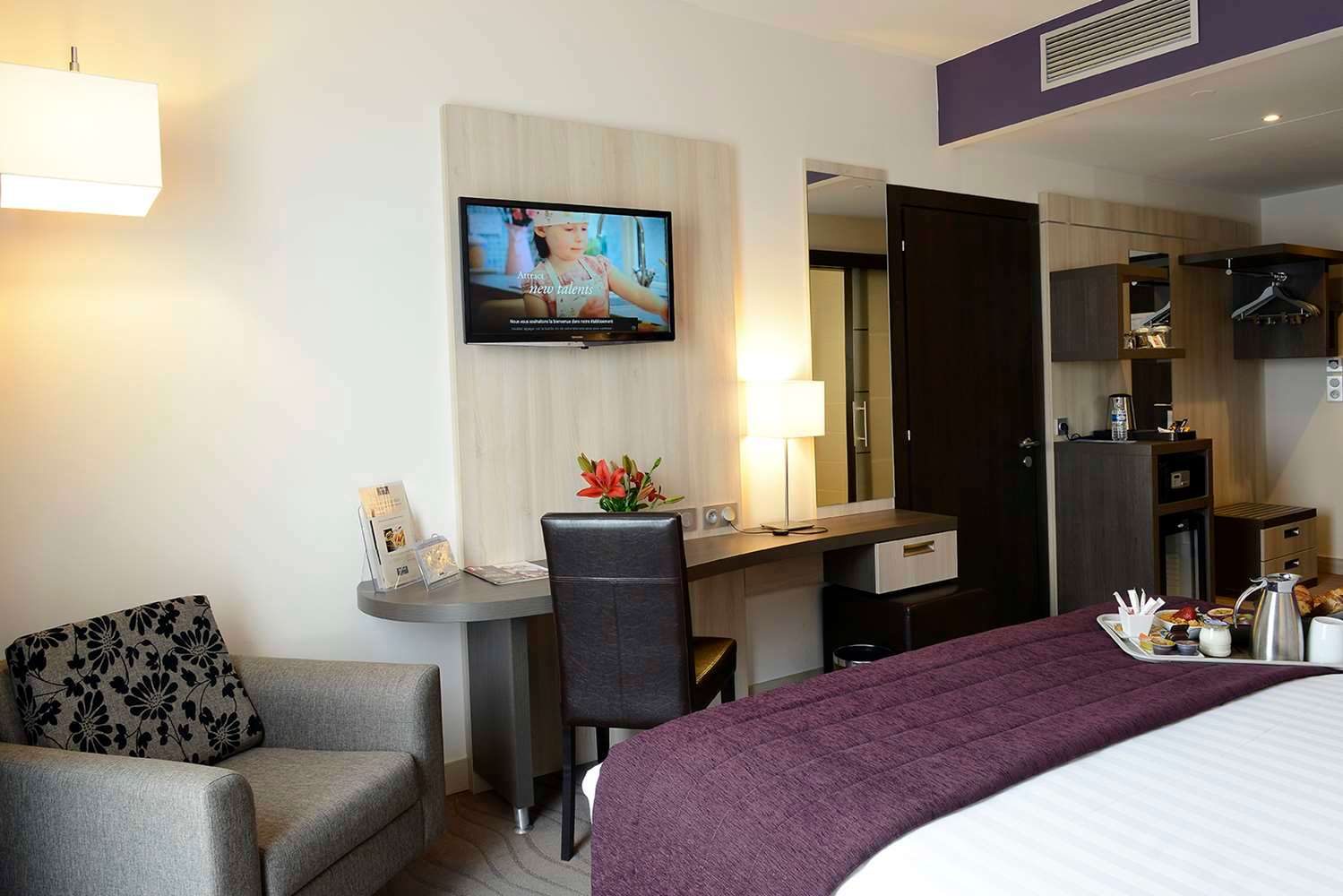 Kyriad Prestige Lyon Est - Saint Priest Eurexpo Hotel and SPA 2