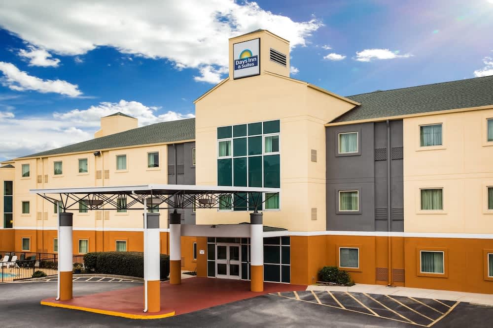 Days Inn & Suites by Wyndham Augusta Near Fort Eisenhower 1