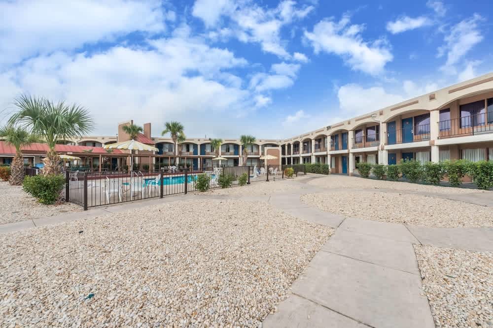 Days Inn by Wyndham San Antonio Splashtown/ATT Center 1