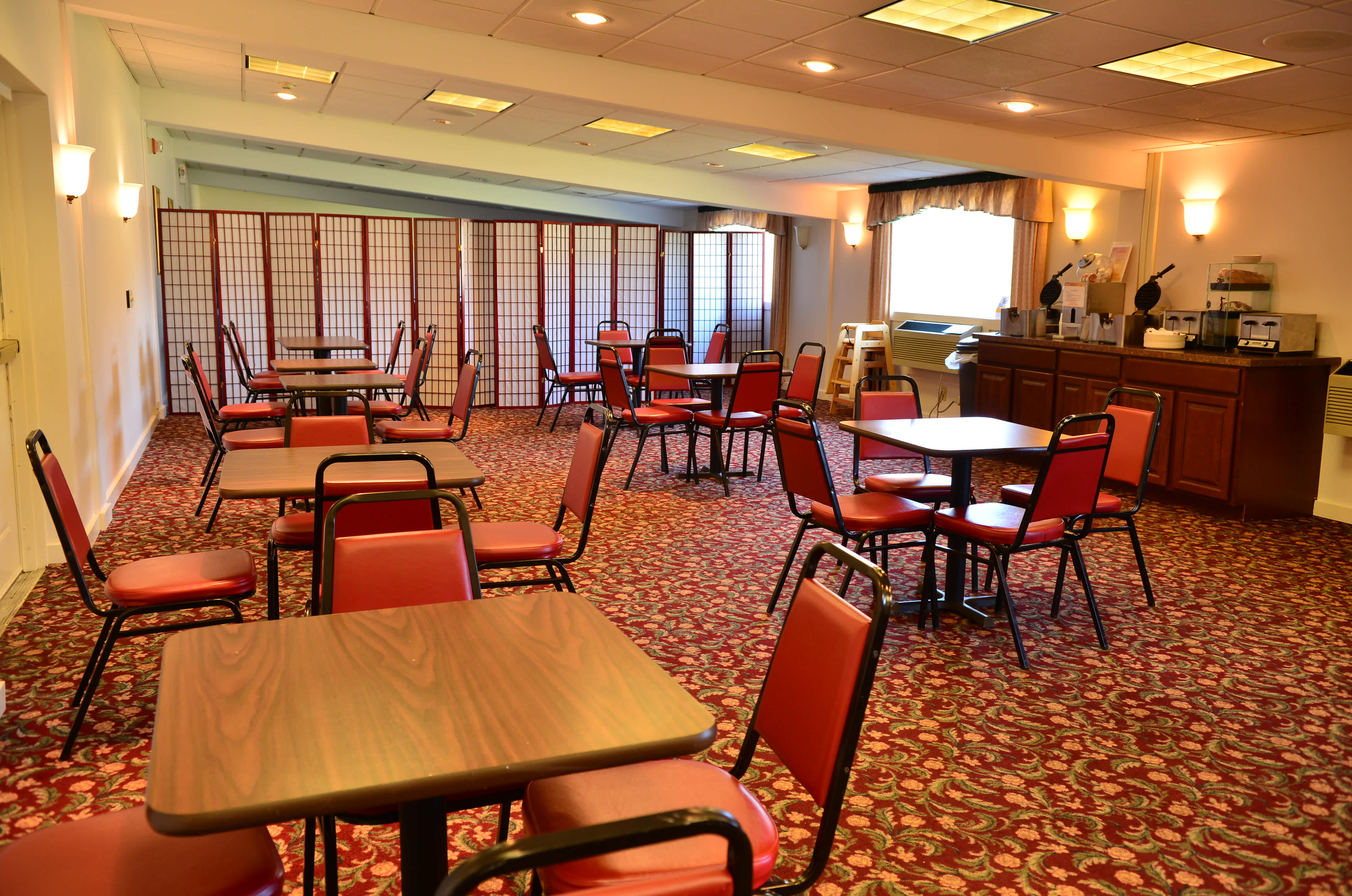 Clarion Inn & Suites at the Outlets of Lake George 1
