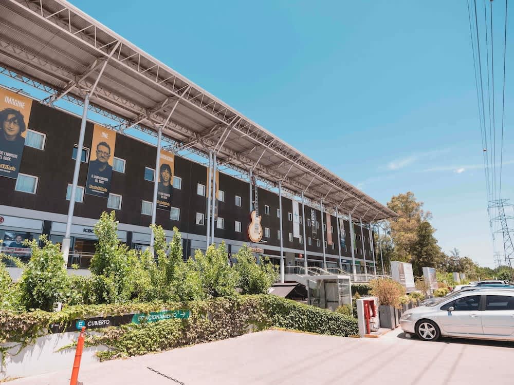 ibis Pilar 1