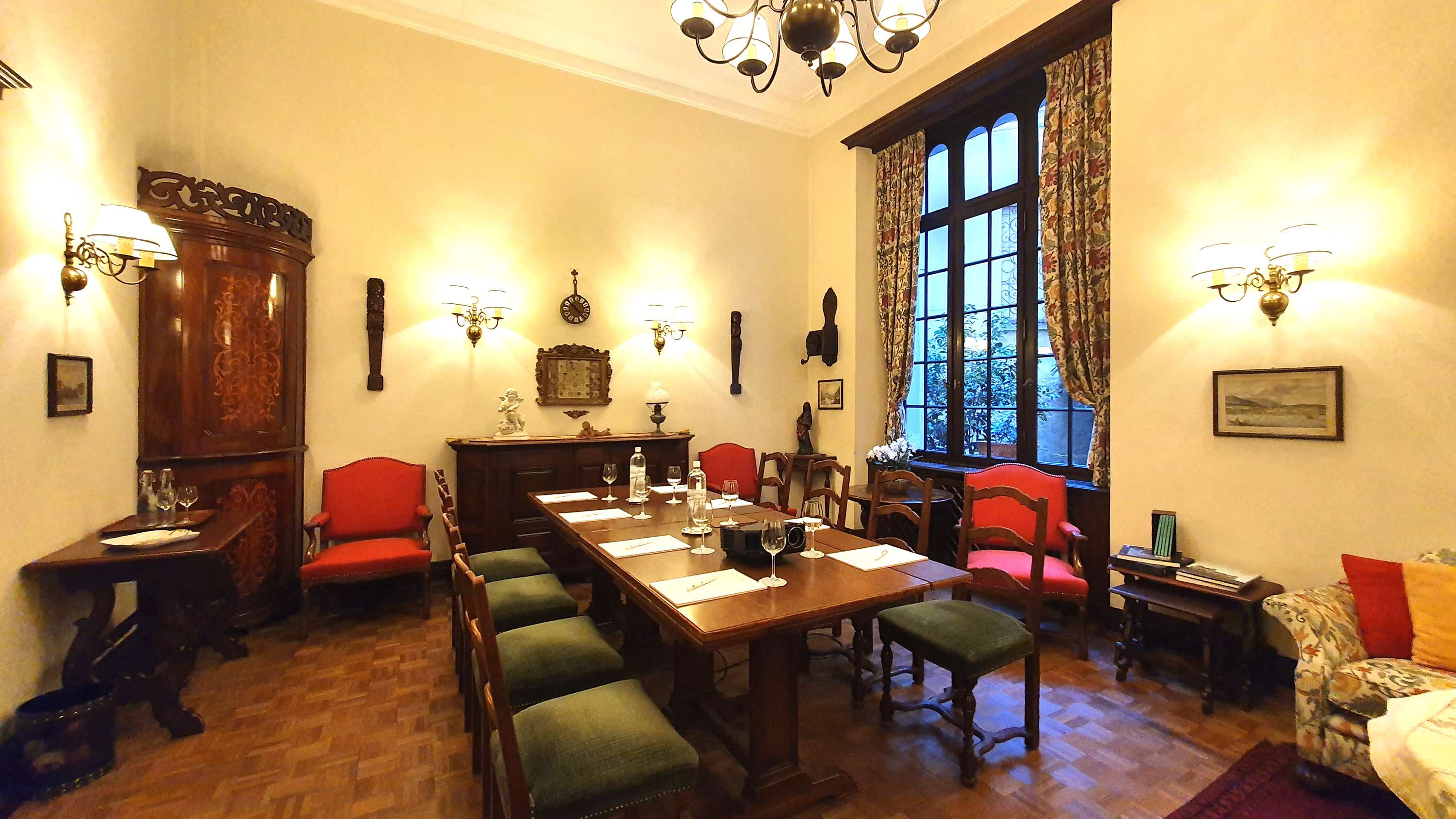 International au Lac Historic Lakeside Hotel 1