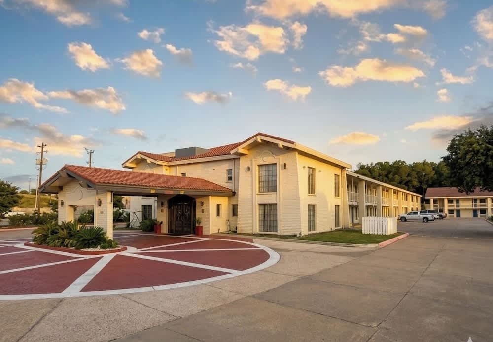 Baymont by Wyndham Nacogdoches Near University 1