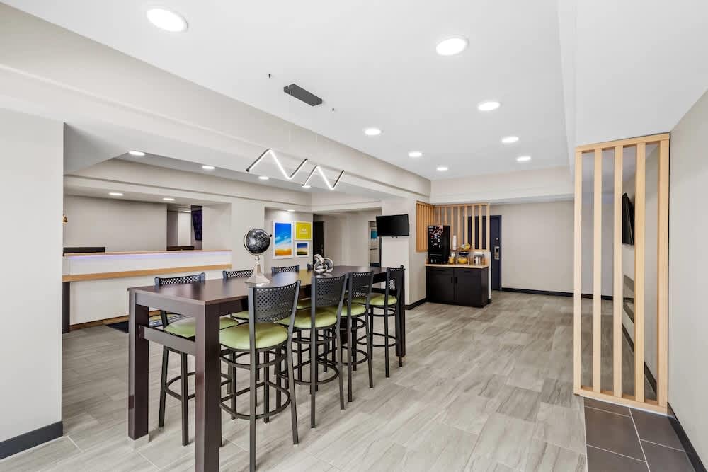 Days Inn & Suites by Wyndham Union City 2