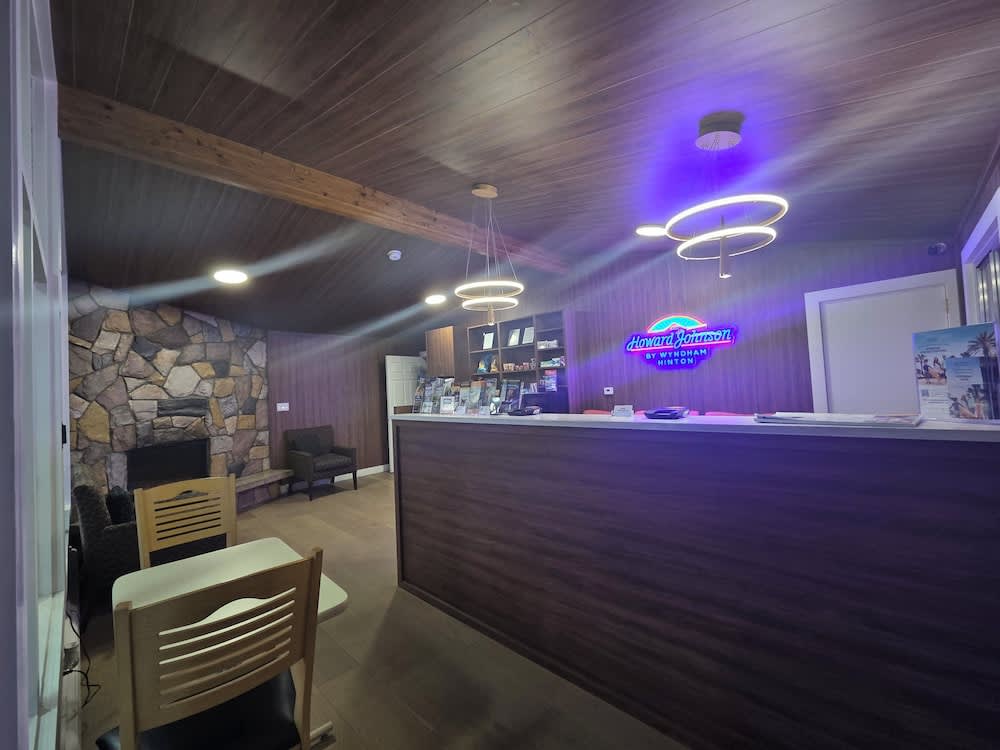 Howard Johnson by Wyndham Hinton 1