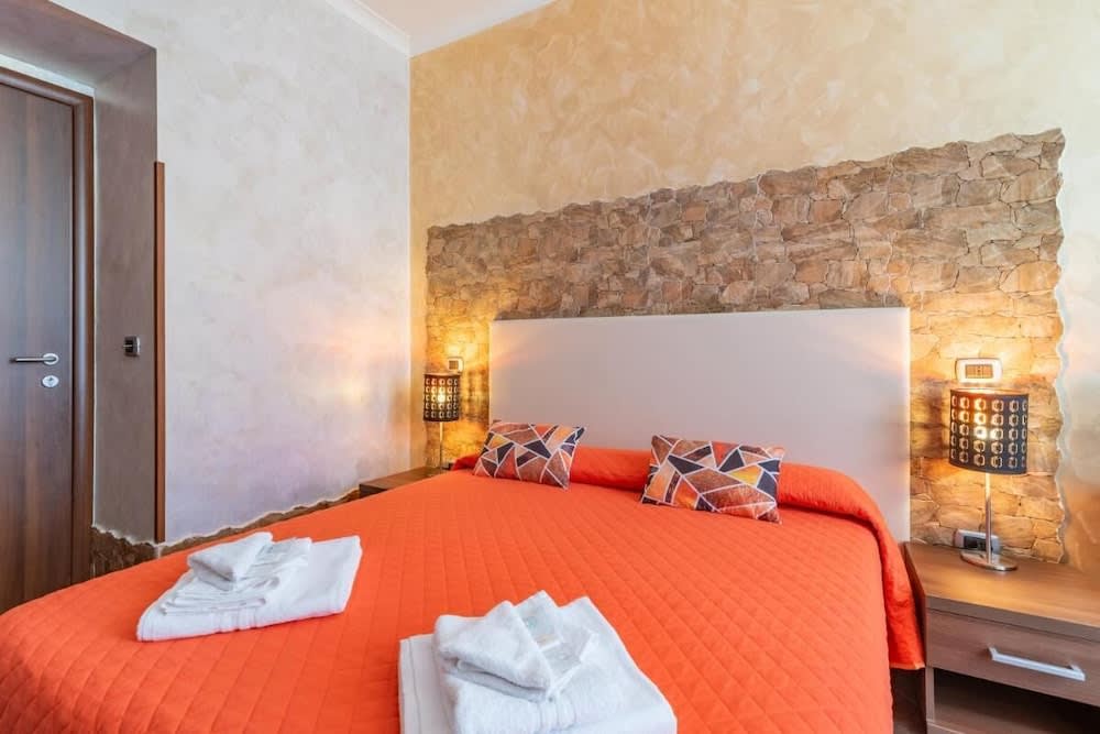 Alis Laura Guest House - 10 mins to Colosseum, Modern & Near Metro 2