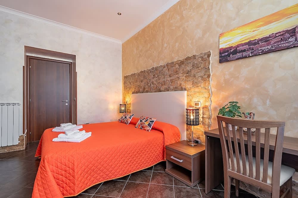 Alis Laura Guest House - 10 mins to Colosseum, Modern & Near Metro 1
