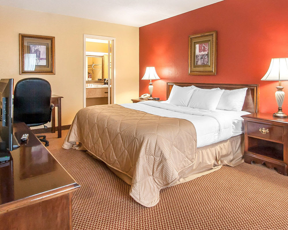 Clarion Inn & Suites University Center 2