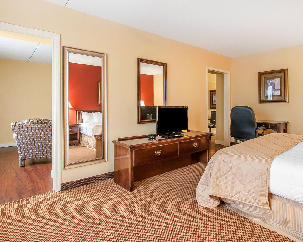 Clarion Inn & Suites University Center 1