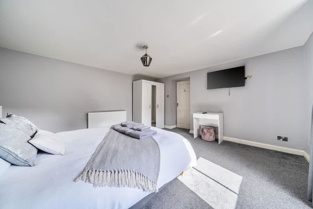 Cosy Apartment above Village Pub 2