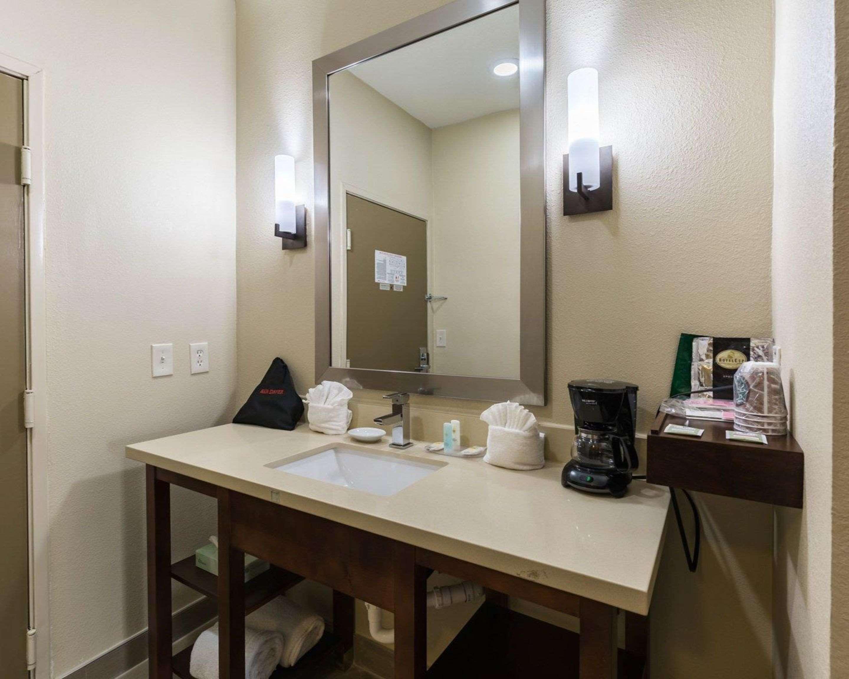 Econo Lodge Inn & Suites East Houston I-10 1
