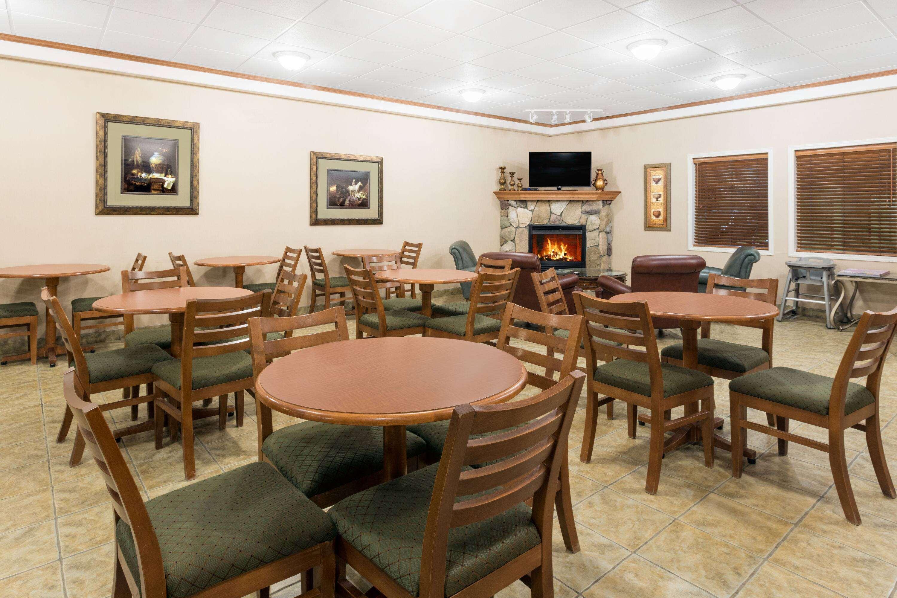 Ramada By Wyndham Clairmont/Grande Prairie 2
