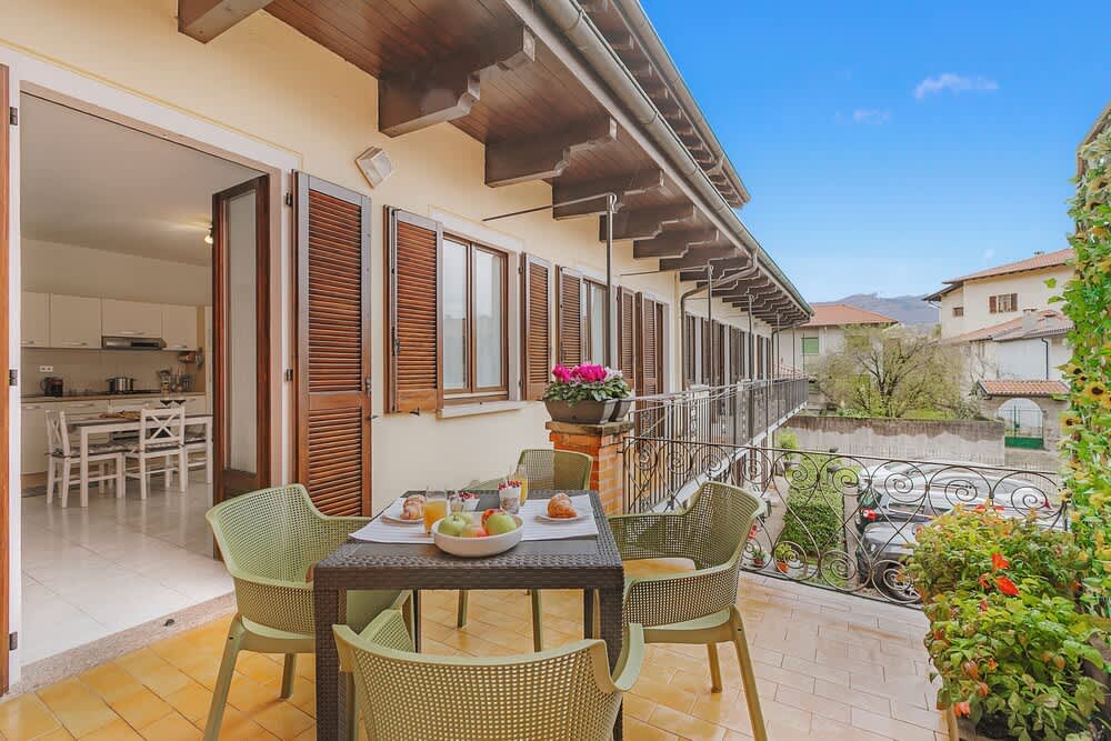 Petalo Bianco 100m from lake - Happy Rentals 1