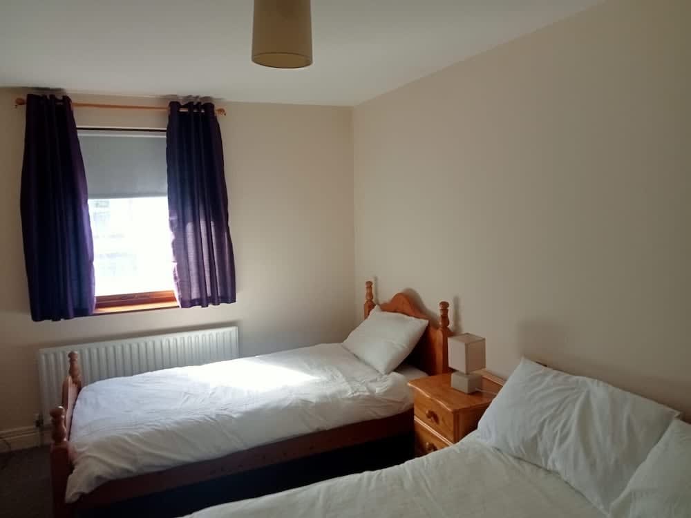 Central 2-Bed Apt Sleeps 5 above Great Derry Pub 2