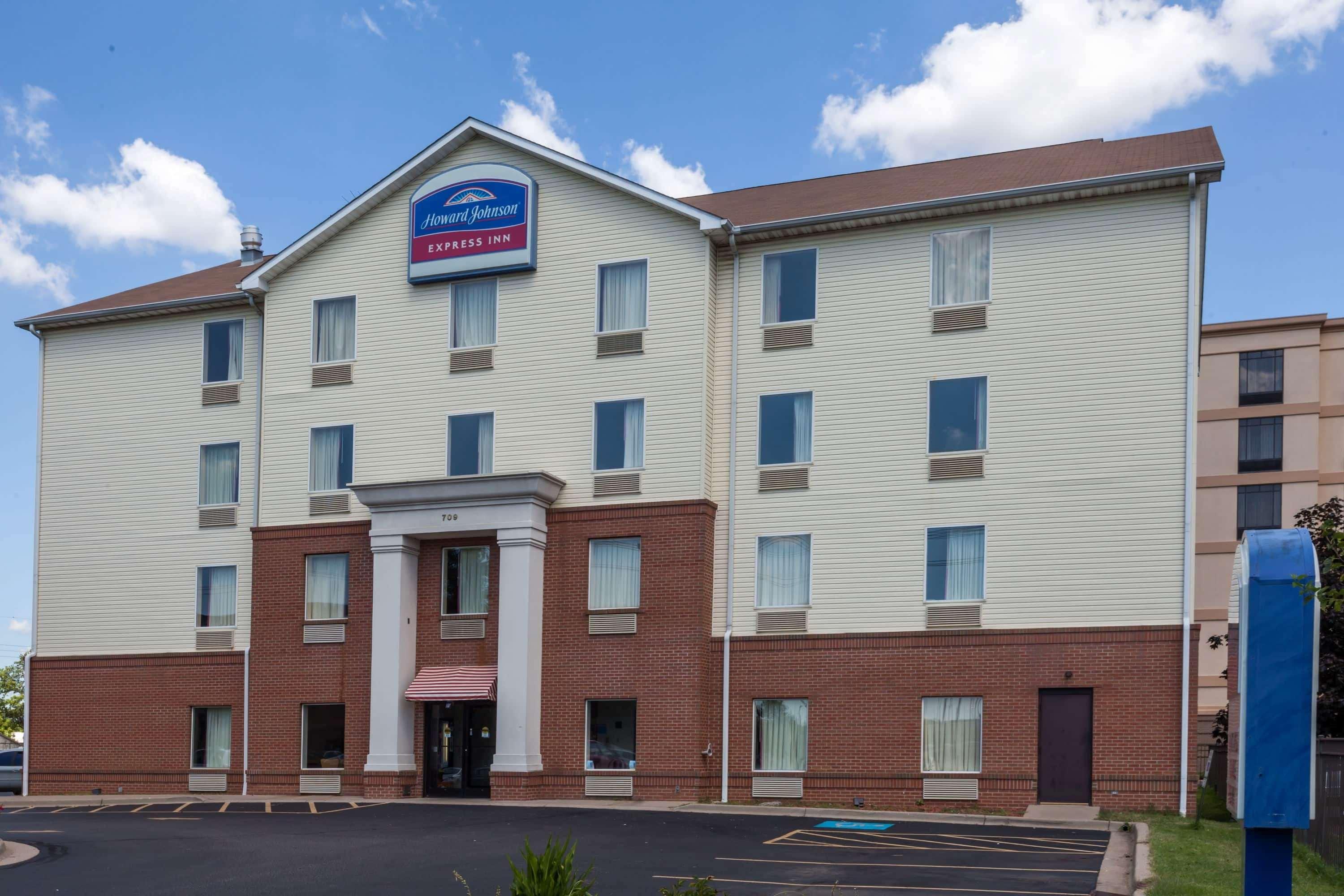 Howard Johnson by Wyndham Airport 1