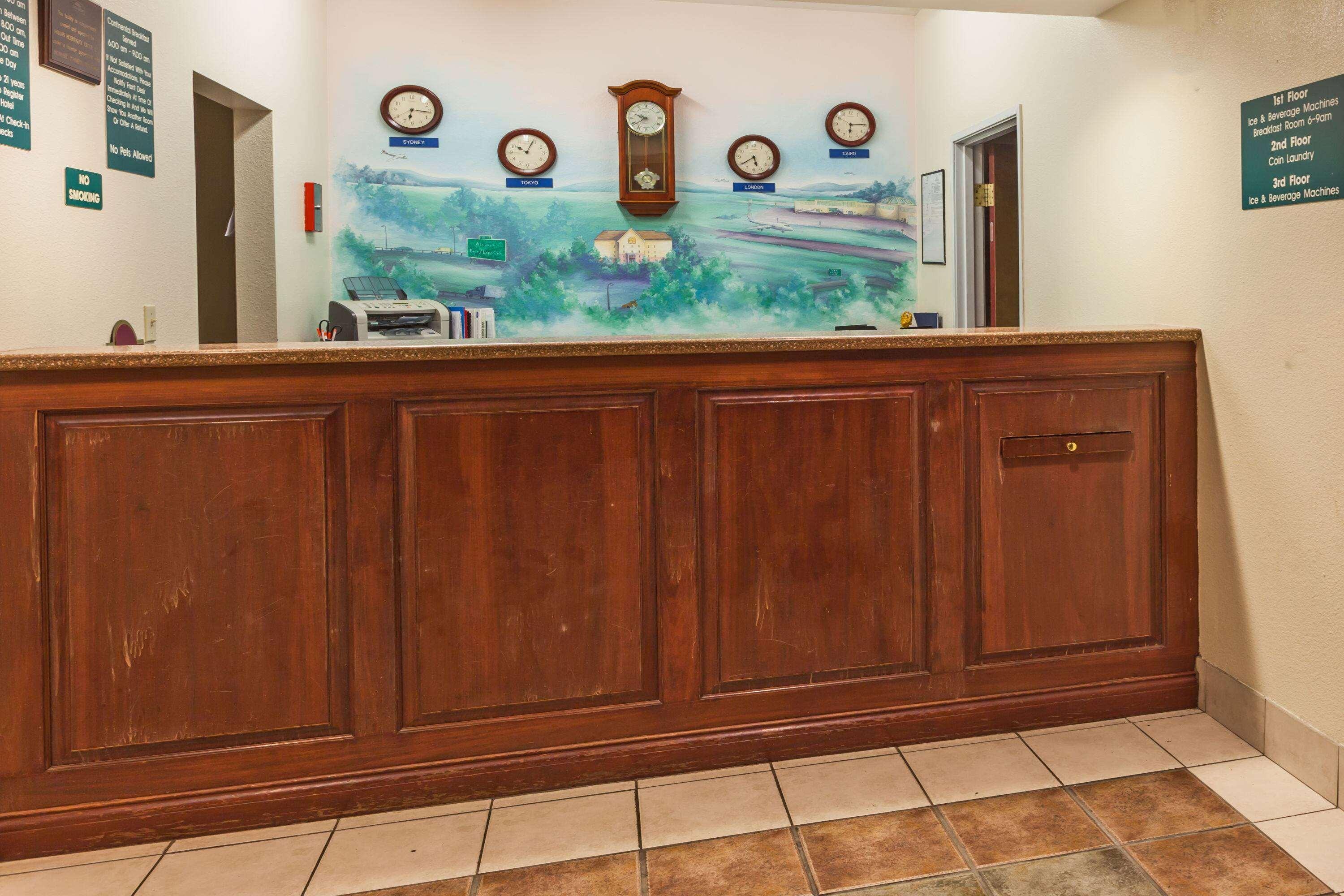 Howard Johnson by Wyndham Airport 2