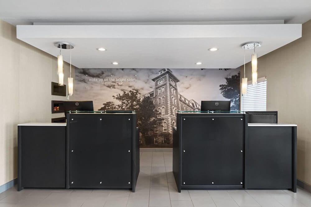 La Quinta Inn & Suites by Wyndham Fayetteville 2