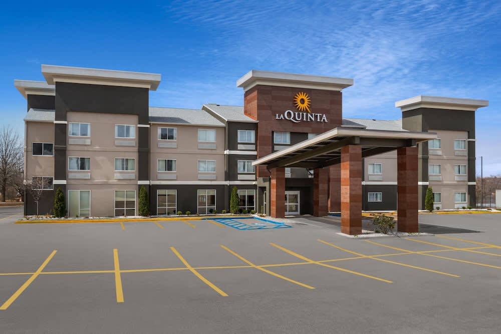 La Quinta Inn & Suites by Wyndham Fayetteville 1