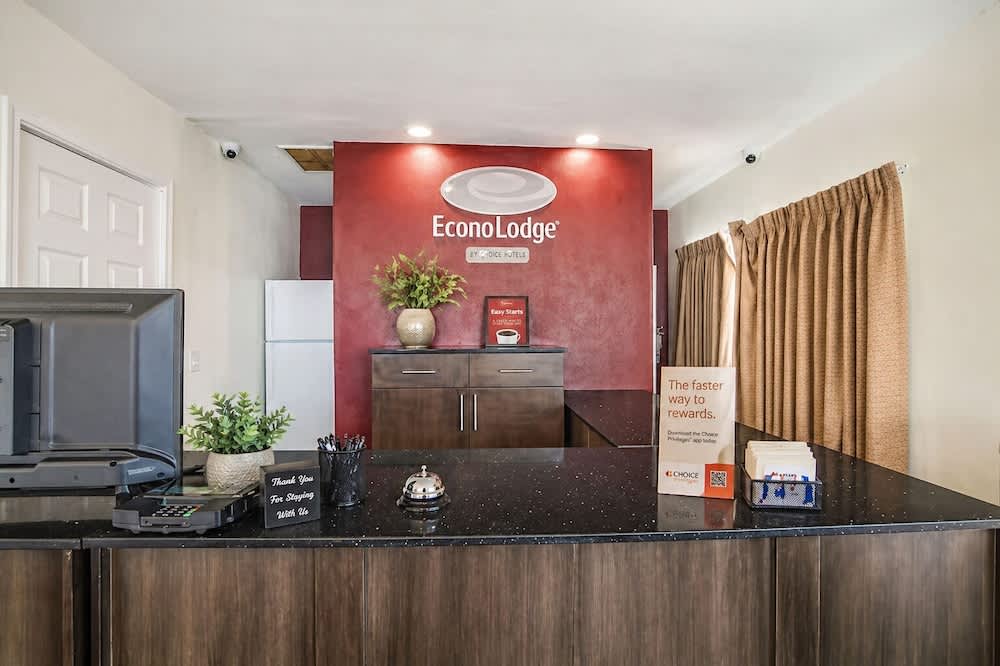 Econo Lodge Needles 1