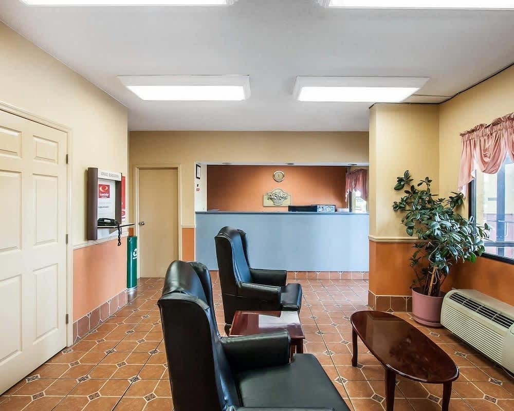 Econo Lodge Inn & Suites Tuscaloosa I-20 2