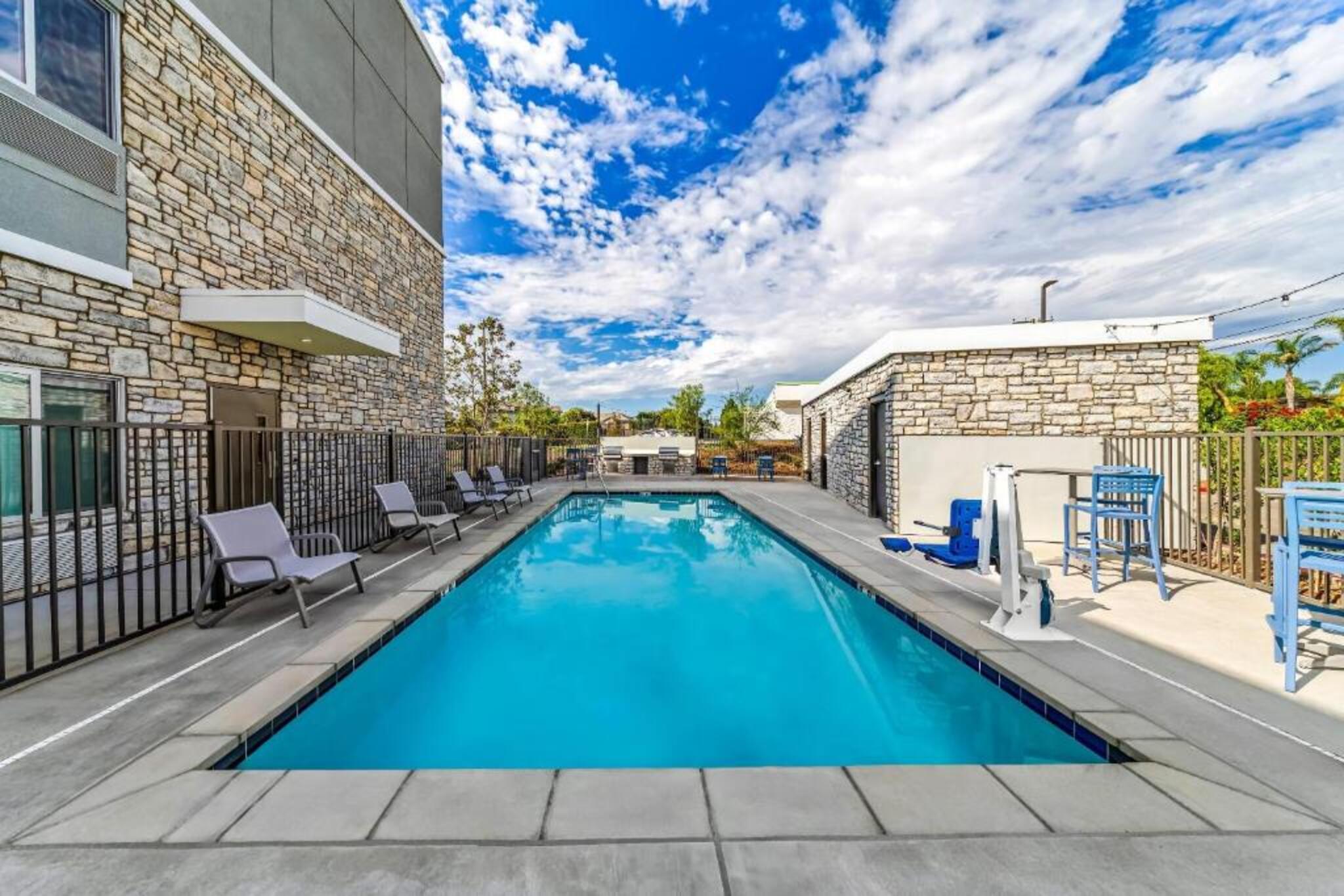 Everhome Suites Ontario 2