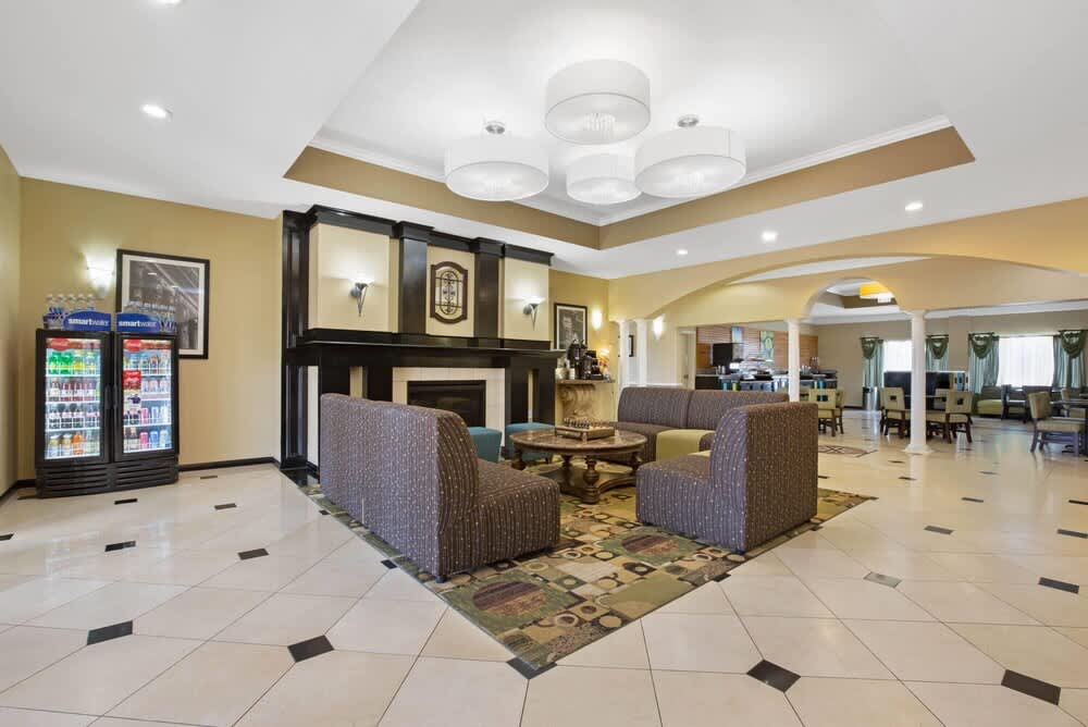 La Quinta Inn & Suites by Wyndham Pearland - Houston South 1