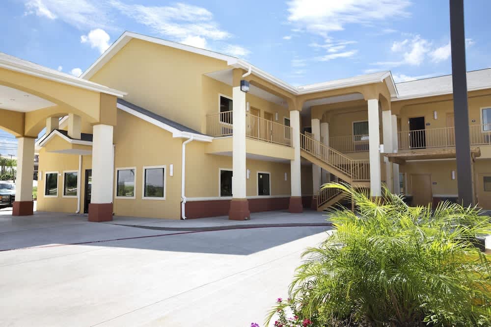 Days Inn & Suites by Wyndham Gonzales TX 1