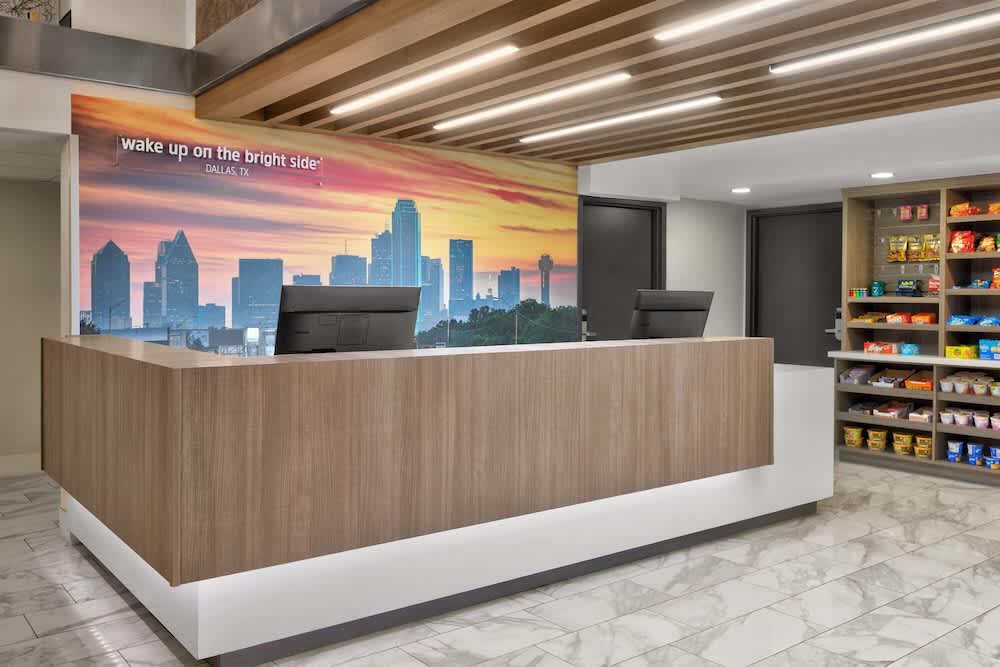 La Quinta Inn & Suites by Wyndham Dallas I-35 Walnut Hill Ln 2