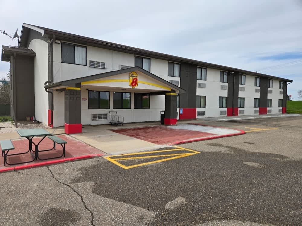 Super 8 by Wyndham Austin MN 1