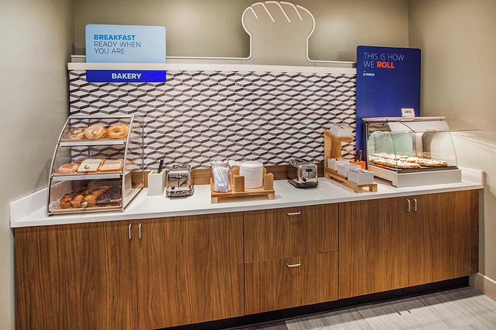 Holiday Inn Express & Suites Miami Intl Airport - 36th St by IHG 1