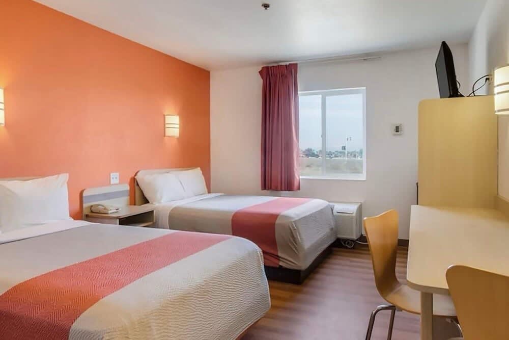 Howard Johnson by Wyndham Lemoore 1