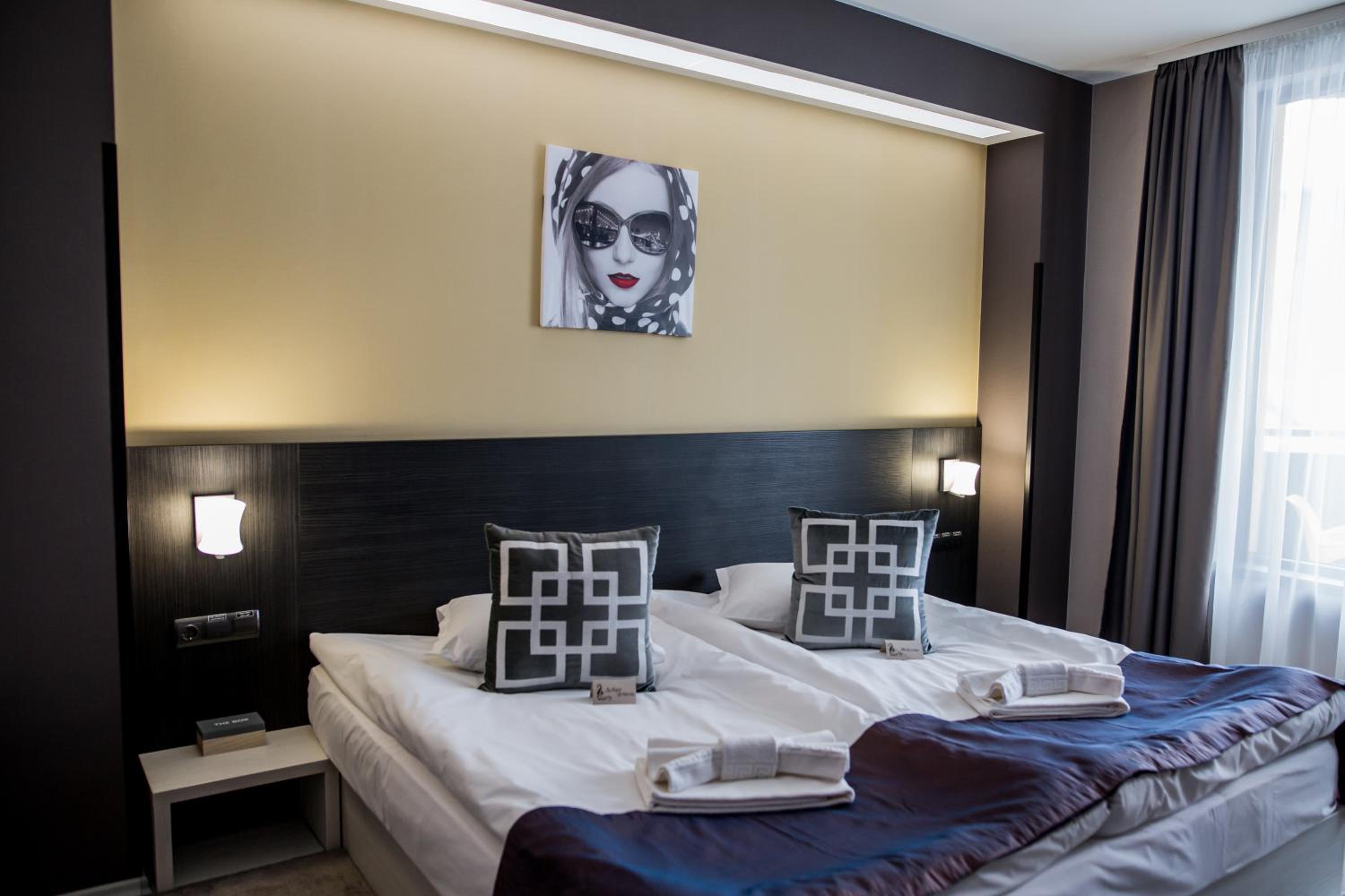 Hotel Idol 1