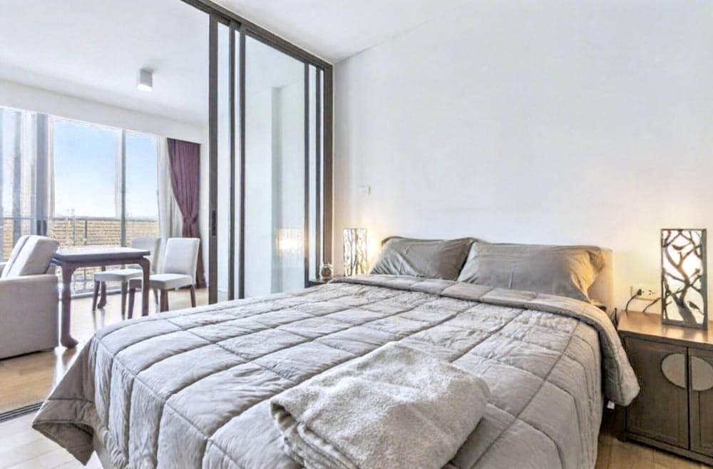 S39- 1 Bedroom Downtown Apt with Balcony and Pool 1