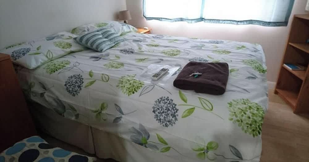 Double with shared bathroom sleeps 1-2 located 5 minutes from Heathrow dsbyr 1
