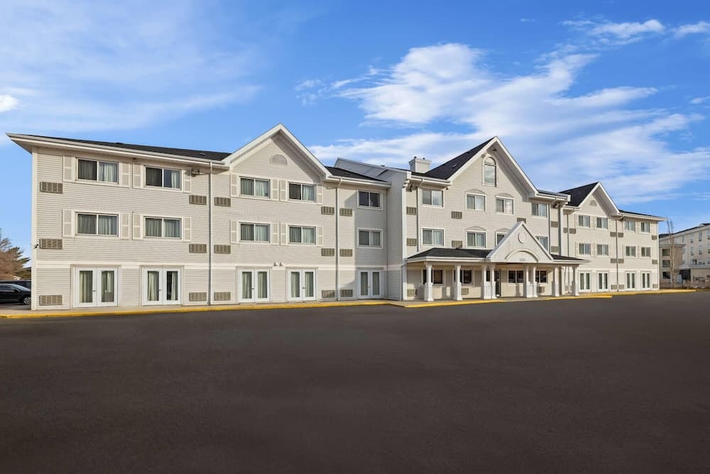 Travelodge Suites by Wyndham Regina - Eastgate Bay 1