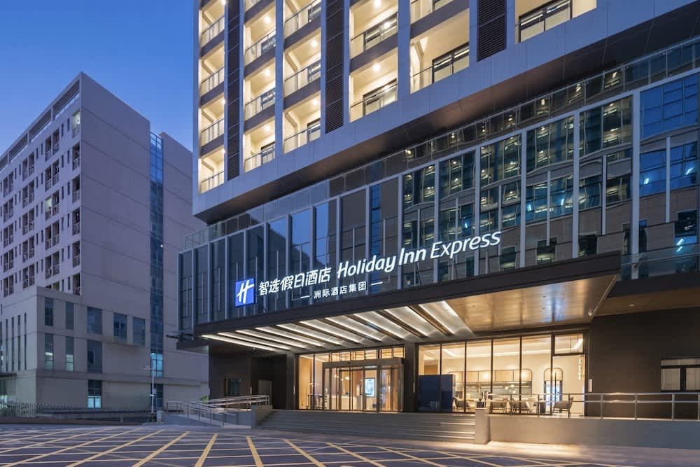 Holiday Inn Express Shenzhen Baolong Metro Station by IHG 1