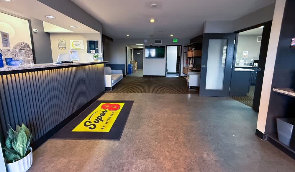 Super 8 by Wyndham Windsor 2