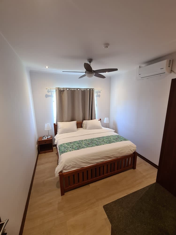 CRYSTAL SHORES Self Catering Apartments - Beau Vallon, Seychelles 2