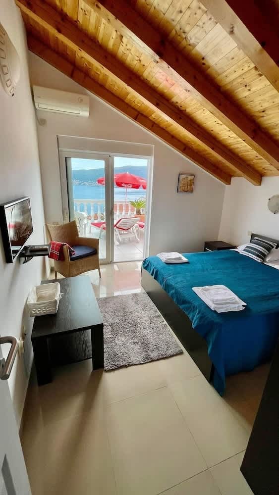 Family House with pool & sea view 1