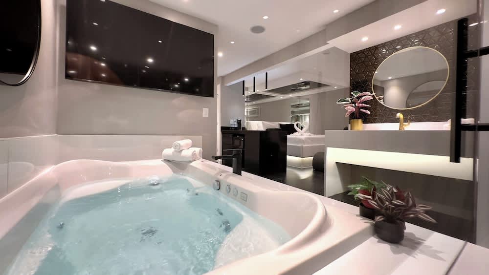 Sybaris Pool Suites 1