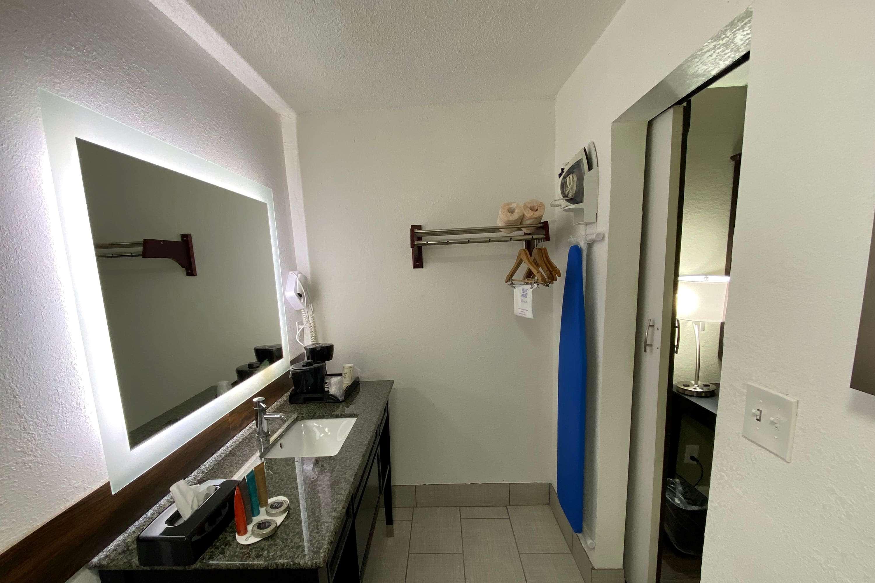 LX Hotel a Travelodge by Wyndham 2