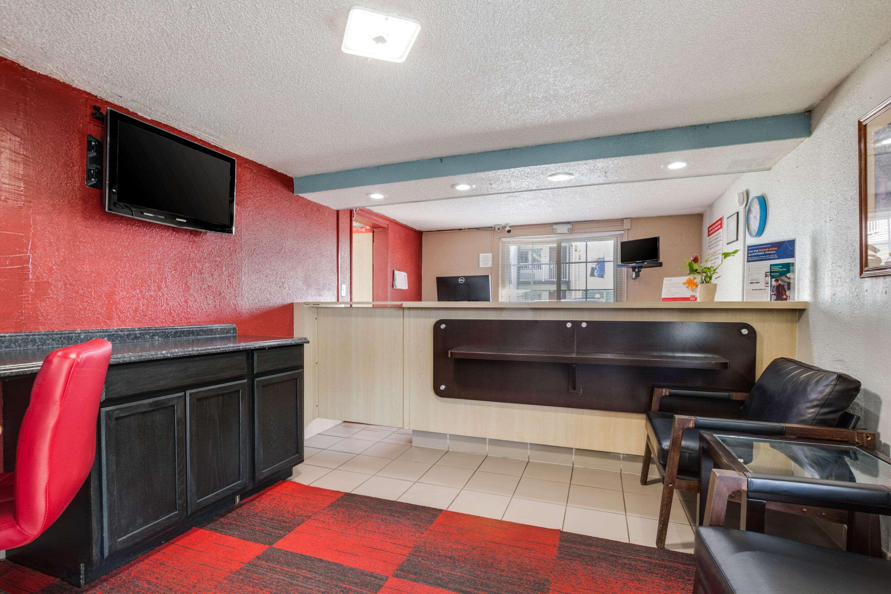 Econo Lodge Inn and Suites 2