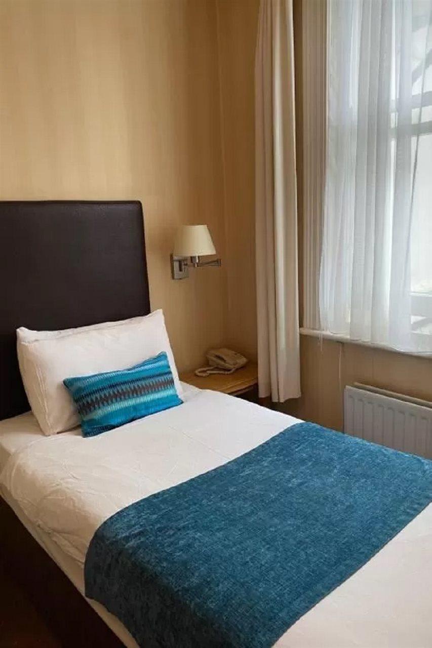 Hinton Firs Hotel 1