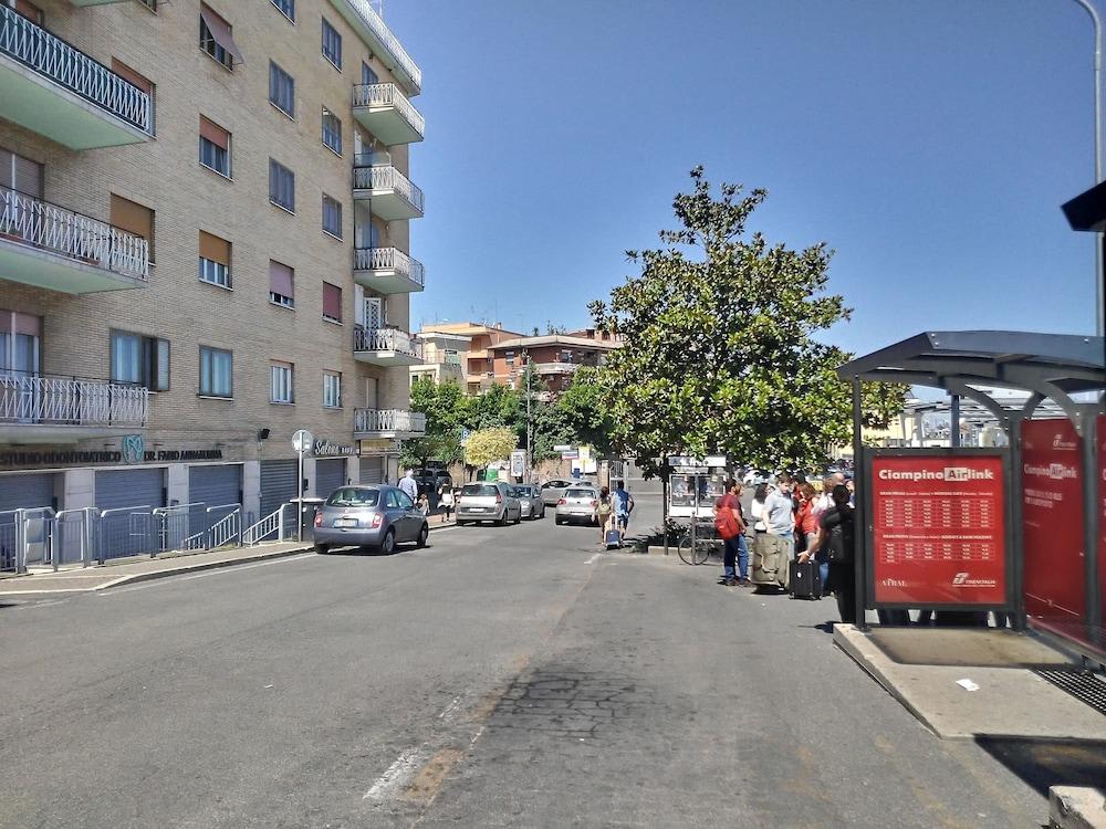 Adriatic Room 50 m dalla stazione Ferroviaria di Ciampino e dalla navetta aeroportuale 1