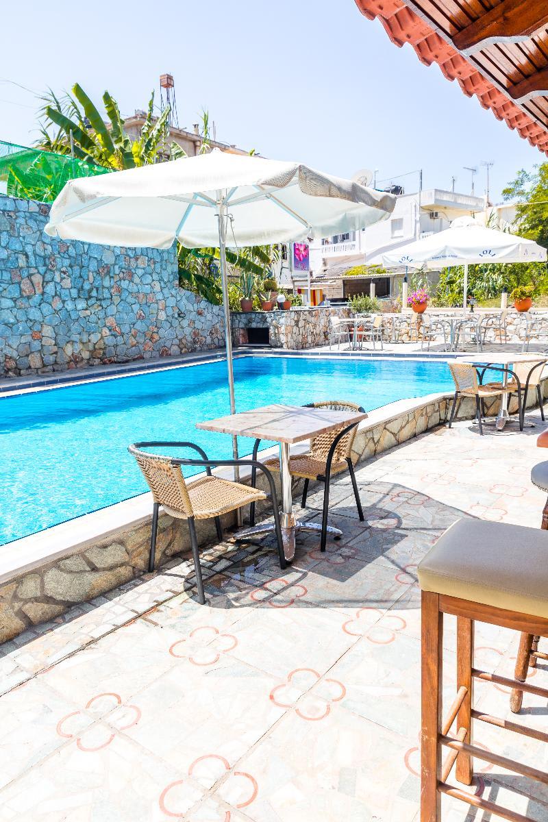 Lola's Hotel 2