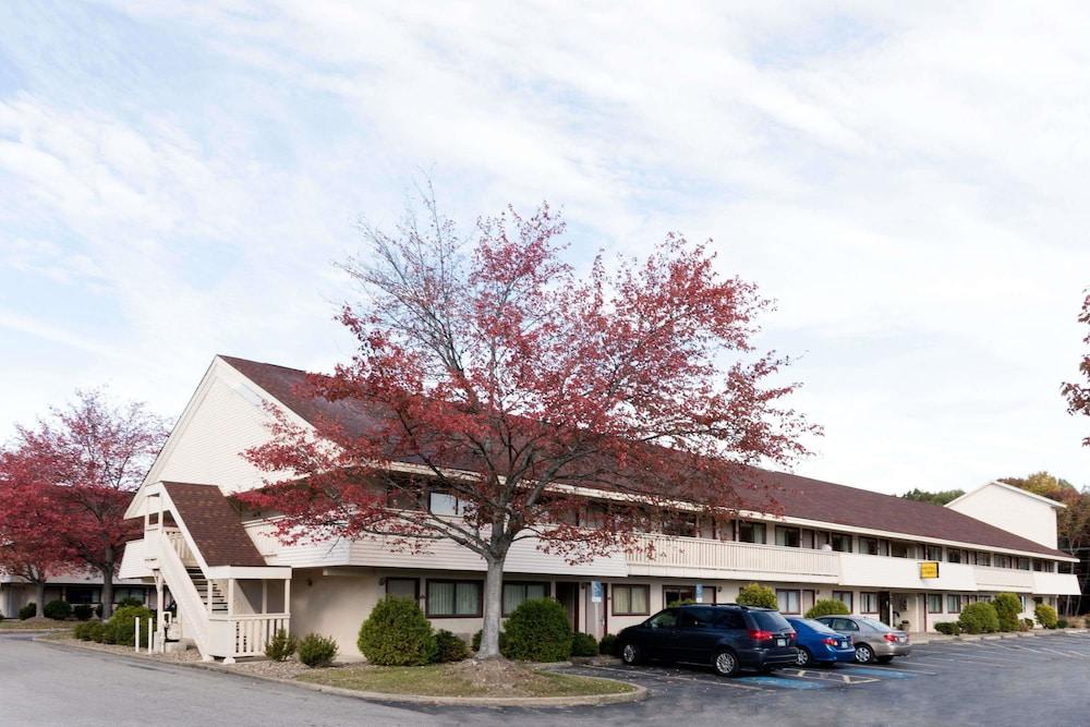 Super 8 By Wyndham Strongsville/Cleveland 1