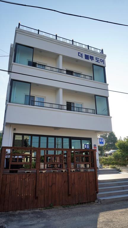 Blue Door Hostel Guesthouse 2