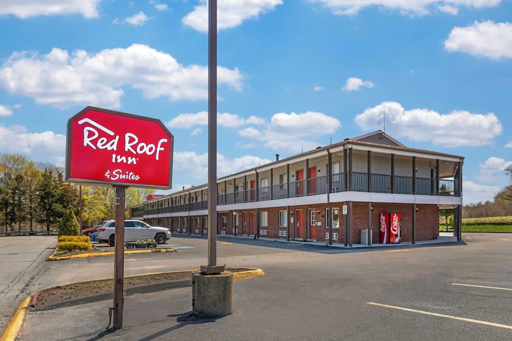 Red Roof Inn & Suites Swansea 1